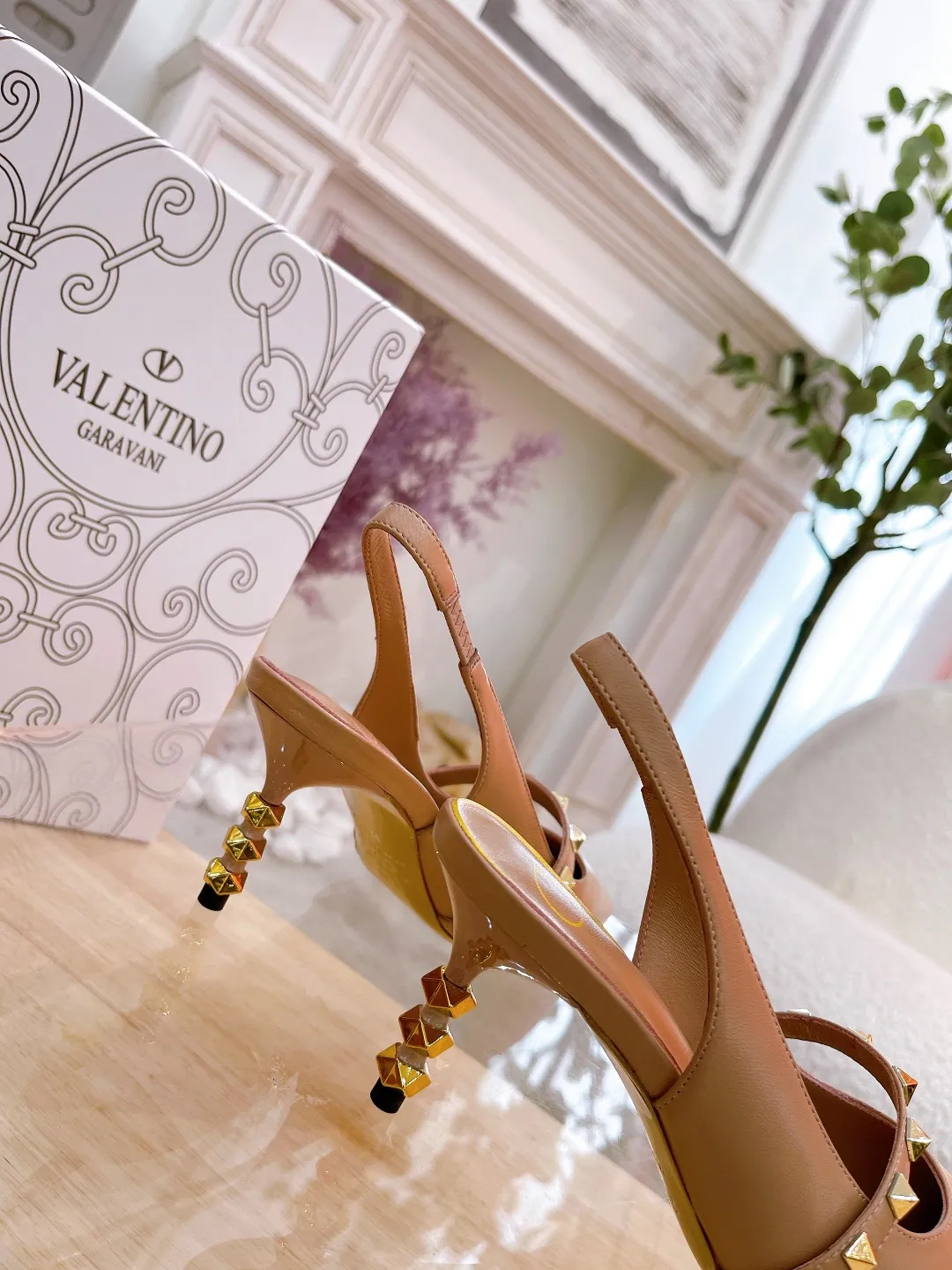 👟👟Ex-factory price 420👟👟 Genuine leather sole +40 🆕 Valentino. Valentino👑👑 latest counter series, perfect details, very eye-catching catwalk series recommendation (regular sole + genuine leather sole +40) V family’s popular rivet elements, luxurious and gorgeous! Various colors can be matched with beautiful clothes in spring and summer. There are many choices🎉🎉Exquisite and durable ~ The upper part is very pedicure style. The key point is that it is very good and easy to control. It does not grind the feet and does not tire the feet. It is a walking artifact. The last shape is completely compared to the counter. The details are perfect. Without the original version, it would not be so exquisite! (Note! The heel shape and height are exclusively molded according to the original version) 🔺Material: imported sheepskin, 🔺Inner padding: imported high-gloss sheepskin lining according to the original version 🔺4 colors: all black + white + black + pink + nude + burgundy 🔺Number of yards: 34 to 42 (customized for 42) 🔺Heel height: 7cm